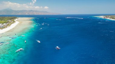 Güneşli bir günde, Endonezya 'nın Gili Meno kıyı şeridinin inanılmaz hava manzarası.