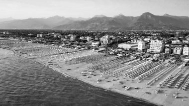Yaz mevsiminde Lido di Camaiore ve Viareggio kıyılarının panoramik hava manzarası - Toskana, İtalya