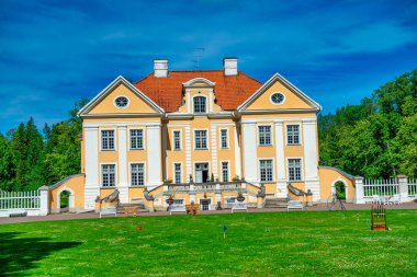 Palmse, Estonya - 14 Temmuz 2017: Palmse Malikanesi ve yaz mevsiminde çevresindeki çayırlar.