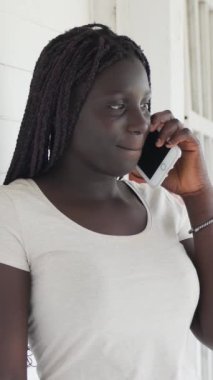 Lise koridorunda Afroamerikan bir genç. Dikey Video.