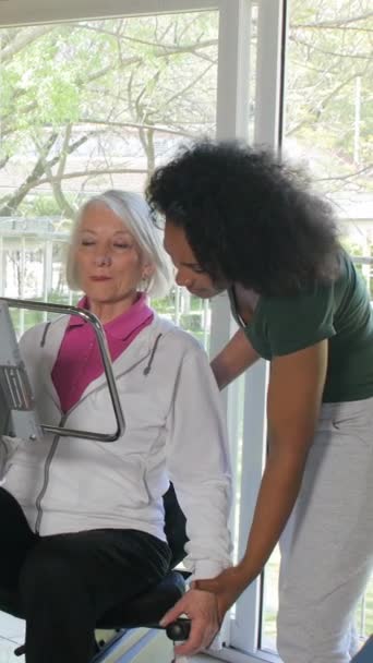 Ηλικιωμένοι Στο Γυμναστήριο Εκπαίδευση Και Βελτίωση Της Υγείας Κάθετη Βίντεο — Αρχείο Βίντεο