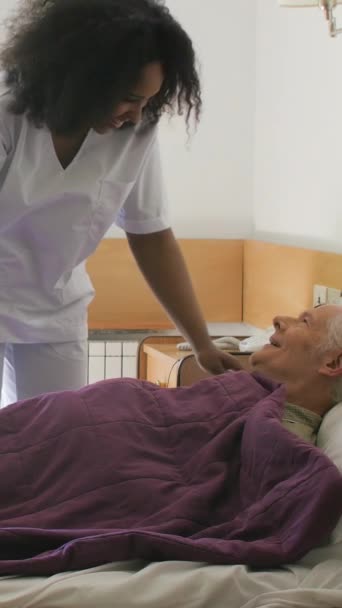Női Orvos Segít Ederly Beteg Kórházban Függőleges Videó — Stock videók