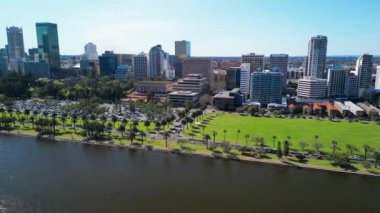 Perth, Avustralya. Şehrin ve Kuğu Nehri 'nin havadan görünüşü.