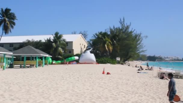 Gran Caimán Islas Caimán Marzo 2012 Turistas Largo Hermosa Playa — Vídeo de stock