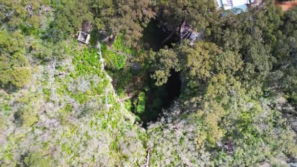 西オーストラリアの湖洞窟の空中眺望 — ストック動画