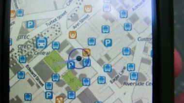 Brisbane caddelerinde eski GPS 'le yürüyorum..