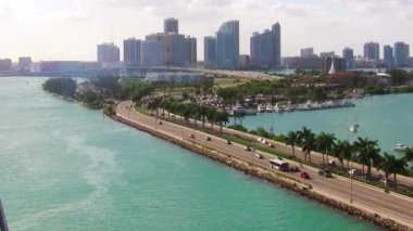 MacArthur Geçidi güneşli bir günde, Miami Plajı 'nın havadan görünüşü.
