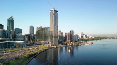 Batı Avustralya 'daki Swan River' dan gün batımında Perth 'in gökyüzü manzarası.