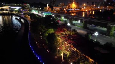 Gece Sentosa Sahil Yolu 'nun havadan görünüşü, Singapur.