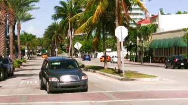 Miami Beach, FL - 11 Nisan 2009: Ocean Drive with cars and people.