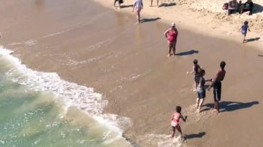 Santa CRUZ, CA - Ağustos 2017: Yerel halk ve turistlerle dolu şehir plajı.