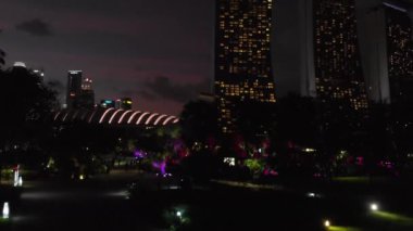 ŞARKI - 1 HAZİRAN 2020: Gece gökyüzü ve Marina Körfezi bölgesinin havadan görüntüsü.