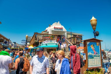 San Francisco, CA - 7 Ağustos 2017: Turistler 39. rıhtımda şehir hayatının tadını çıkarıyorlar.