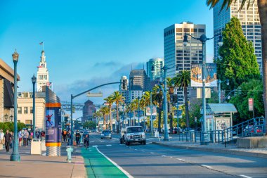San Francisco, CA - 6 Ağustos 2017: Güneşli bir günde şehrin sokakları ve binaları.