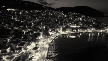 Yunanistan 'da, geceleyin Zelos Kasabasının havadan görünüşü.