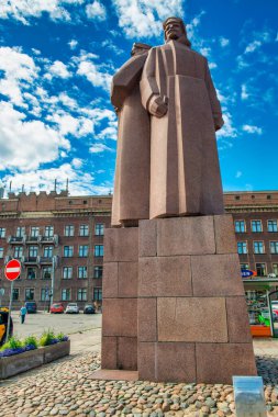 Riga, Letonya - 8 Temmuz 2017: Riga sokakları ve ortaçağ binaları.