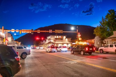 Jackson Hole, WY - 11 Temmuz 2019: Gece şehir sokakları ve arabaları.