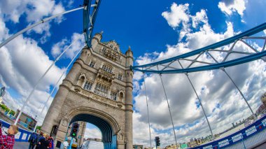 Londra - Eylül 2012: Kule Köprüsü ünlü bir turistik merkezdir.