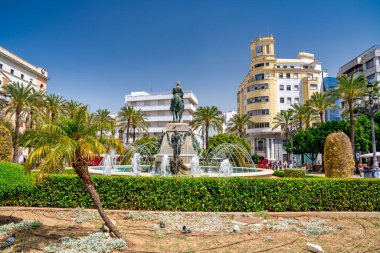 Jerez de la Frontera, İspanya - 8 Nisan 2023: Güneşli bir günde Plaza del Arenal 'de Miguel Primo de Rivera' nın heykeli.
