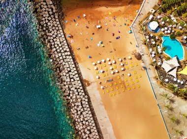 Madeira 'daki Calheta Sahili' nin havadan görüntüsü..