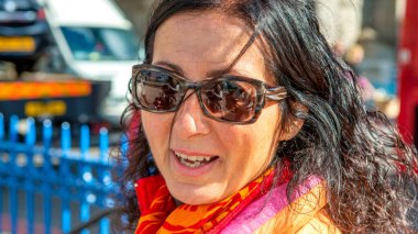 Tatilde mutlu bir kadın..