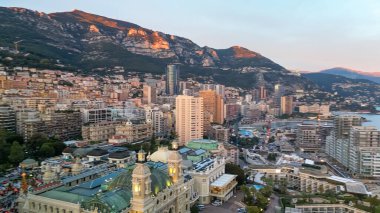 Montecarlo 'da. Gün batımında Monako 'nun gökyüzü manzarası.