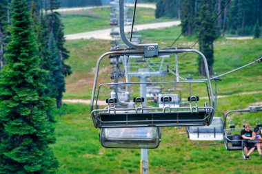 Whistler Dağı manzarası ve yaz sezonunda teleferik, Kanada.