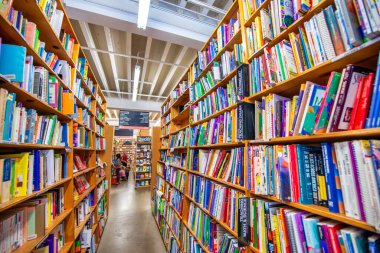 Portland, Oregon - 18 Ağustos 2017: Kitapları ve dergileri olan ünlü bir şehir kütüphanesinin içi.