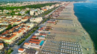 Yaz mevsiminde Lido di Camaiore ve Viareggio kıyılarının panoramik hava manzarası - Toskana, İtalya