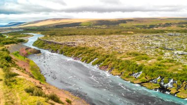 Batı İzlanda 'daki Barnafoss şelalelerinde güzel mavi nehir ve kaya oluşumlarının hava manzarası..