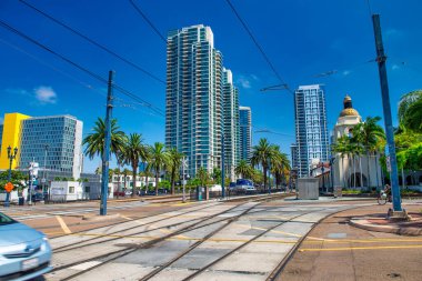 San Diego - 30 Temmuz 2017: Güneşli bir günde San Diego şehir merkezindeki modern gökdelenler.
