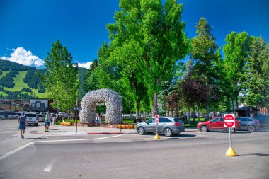 Jackson Hole, WY - 12 Temmuz 2019: Güneşli bir yaz gününde şehir sokakları ve trafik.