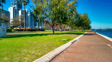 Şehir nehri boyunca gezinti, güneşli bir günde hava manzarası.