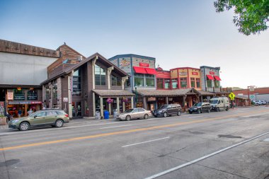 Jackson Hole, WY - 11 Temmuz 2019: Şehir sokakları ve arabaları gün batımında.