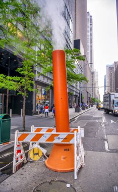 New York - Haziran 2013: Güneşli bir günde şehir sokakları ve binalar.