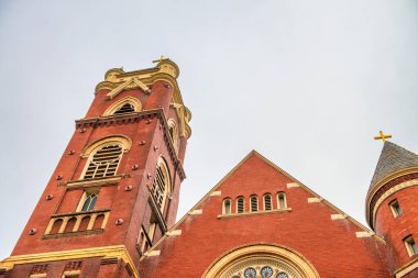 San Francisco, CA - 5 Ağustos 2017: Sisli bir günde şehrin sokakları ve binaları.