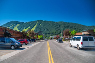 Jackson Hole, Wyoming. Güzel bir günde şehrin sokakları ve dağları.