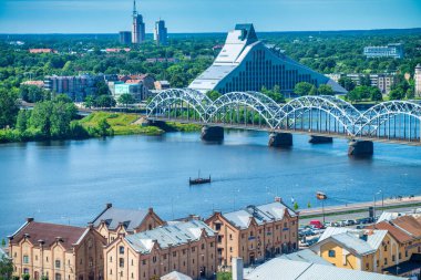 Riga, Letonya - 8 Temmuz 2017: Riga 'nın bir yaz sabahı gökyüzü manzarası.