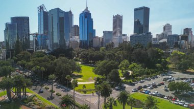 Perth Skyline, Batı Avustralya. Şehrin güzel hava manzarası nehir boyunca yükseliyor..