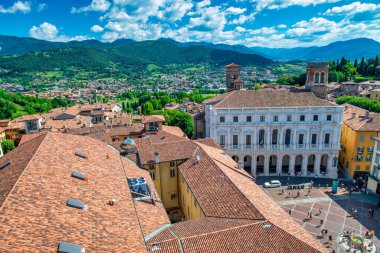 Bergamo, İtalya - 16 Temmuz 2017: Bergamo Alta 'nın ortaçağ caddeleri ve binaları güneşli bir yaz gününde.