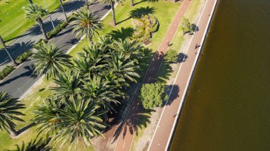 Perth Skyline, Batı Avustralya. Şehrin güzel hava manzarası nehir boyunca yükseliyor..