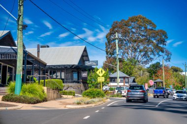Margaret River, Batı Avustralya - 8 Eylül 2023: Güneşli bir günde küçük şehrin sokakları ve evleri.