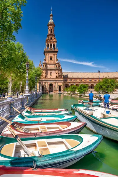 西班牙塞维利亚 2023年4月10日 在埃斯帕那广场 Plaza Espana 的湖畔 有几艘小船 船尾都是大楼 — 图库照片