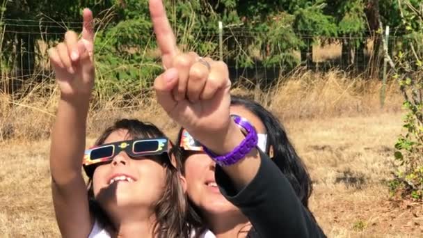 Una Joven Con Madre Viendo Eclipse Solar Usando Gafas Especiales — Vídeos de Stock