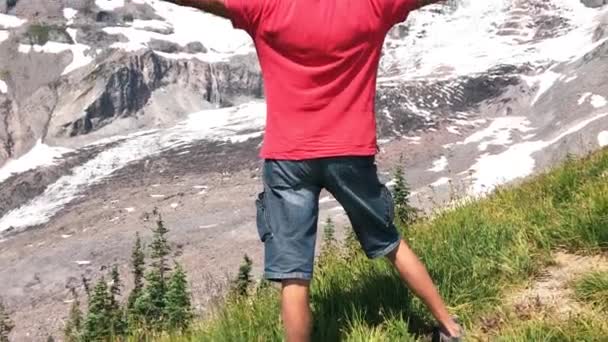 Uomo Abbraccia Monte Rainier Braccia Aperte — Video Stock
