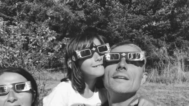 Uma Família Feliz Três Pessoas Assistindo Eclipse Solar Usando Óculos — Vídeo de Stock