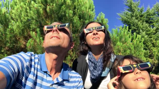 Eine Glückliche Dreiköpfige Familie Beobachtet Sonnenfinsternis Mit Spezialbrille — Stockvideo