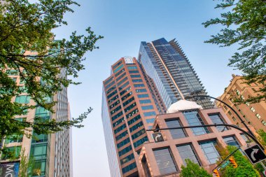 Günbatımında Vancouver 'ın modern binaları.