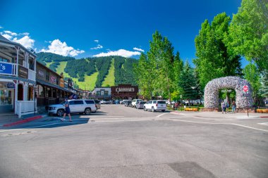 Jackson Hole, WY - 12 Temmuz 2019: Güneşli bir yaz gününde şehir sokakları ve trafik.