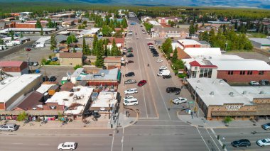 Batı Yellowstone, Montana - 10 Temmuz 2019: Şehir binalarının ve sokakların hava manzarası.